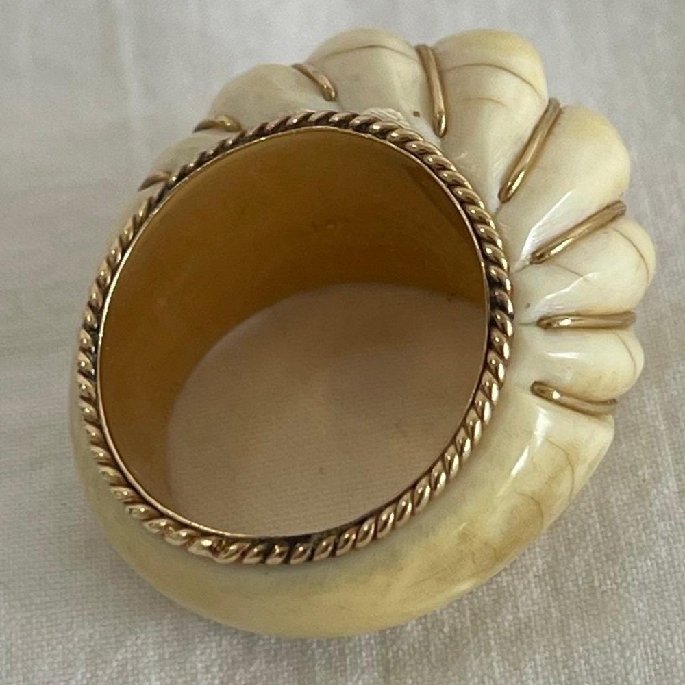 Vintage 14k Yellow Gold Ribbed Dome Cocktail Ring Cream Carved Statement Sz 6.25 - Picture 8 of 10